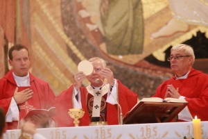arcybiskup jędraszewski w sanktuarium jana pawła drugiego